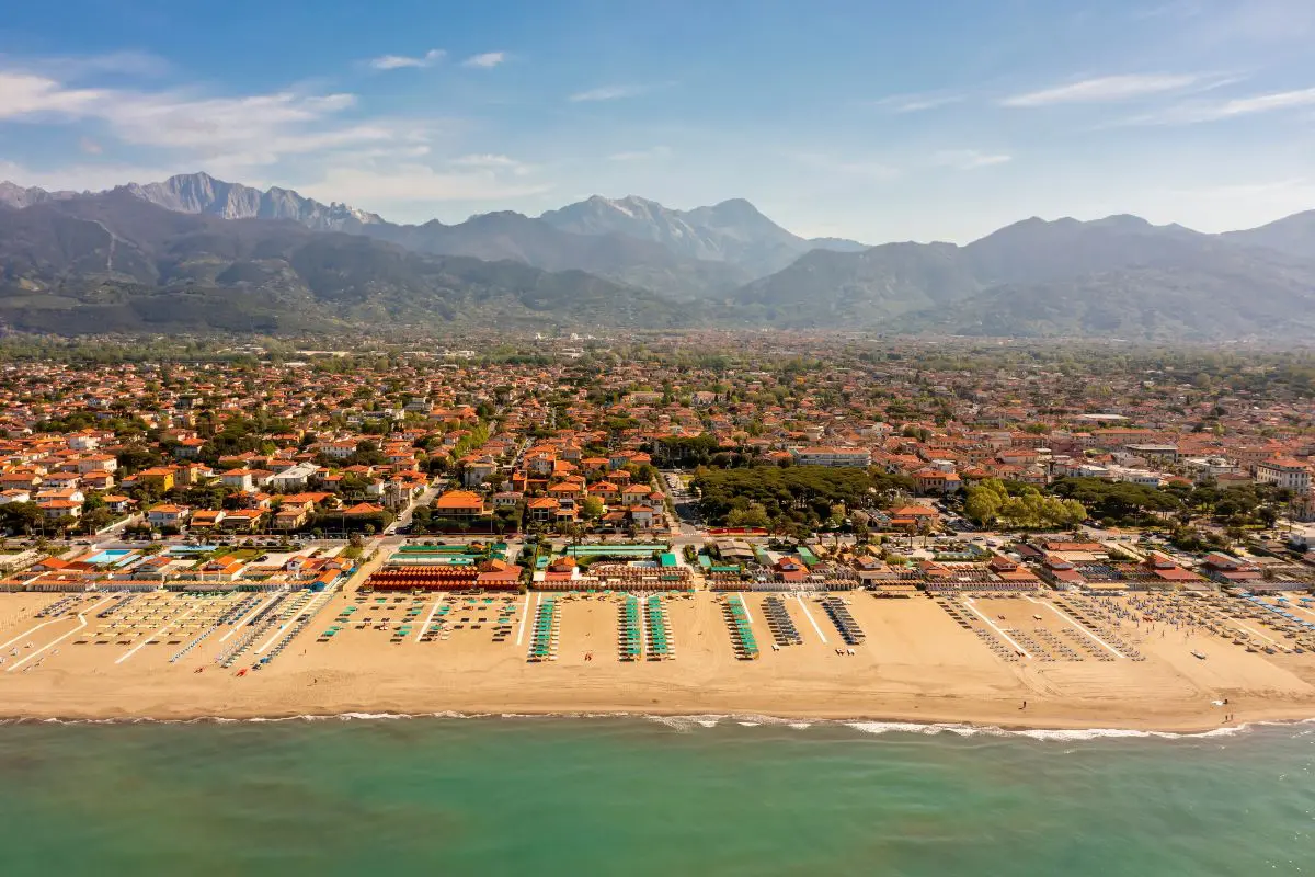 Forte dei Marmi ripresa da una prospettiva aerea