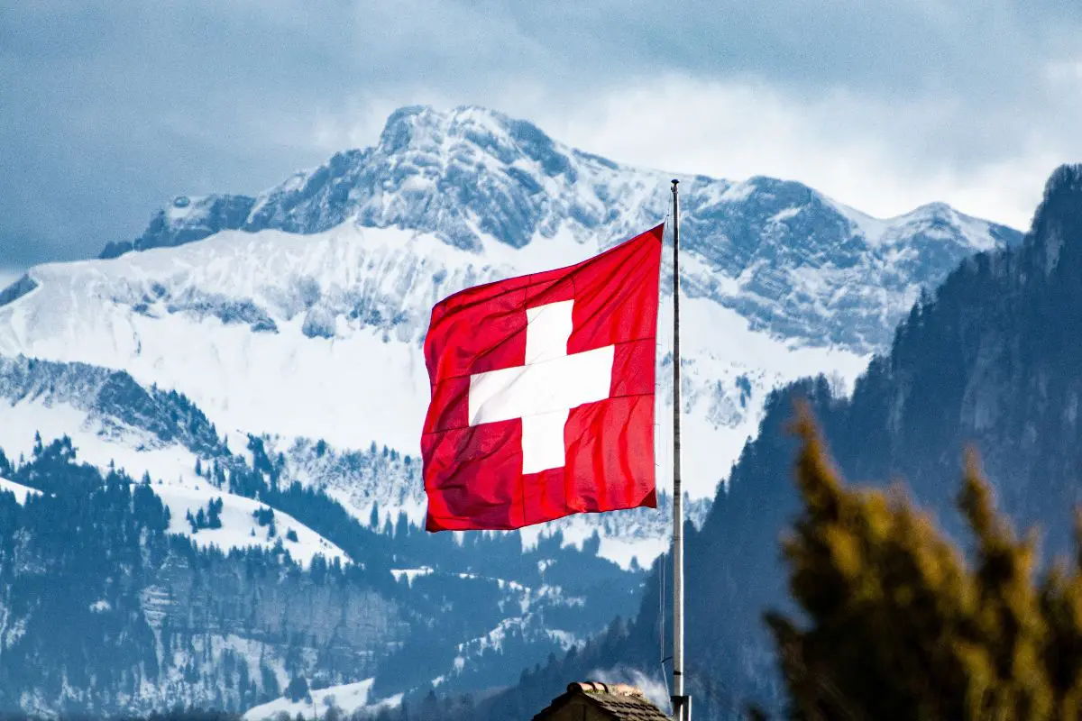 Il vento muove la bandiera della Svizzera