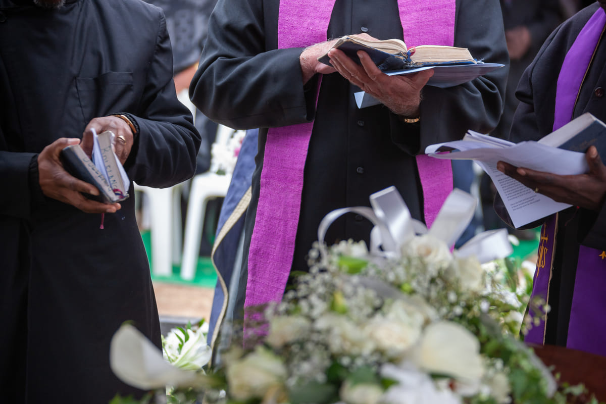 Funerale celebrato dinanzi alla bara.