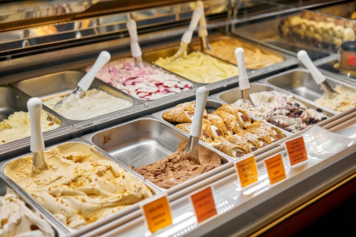 Diversi tipi di gelato in una gelateria