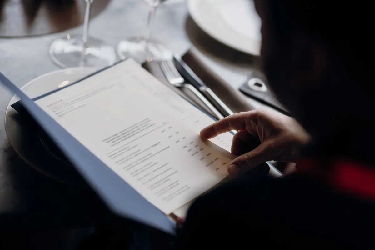 Menù del ristorante con piatti e prezzi.