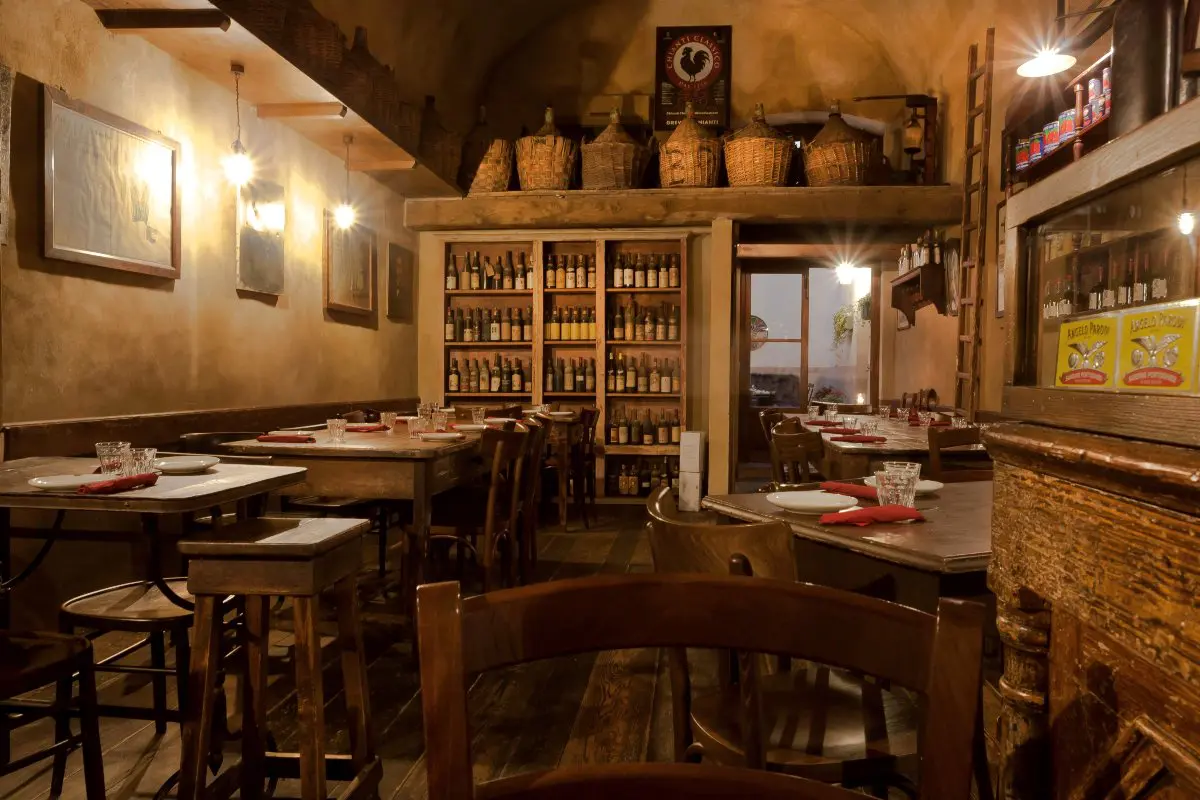 Ambiente rustico all’interno di una trattoria