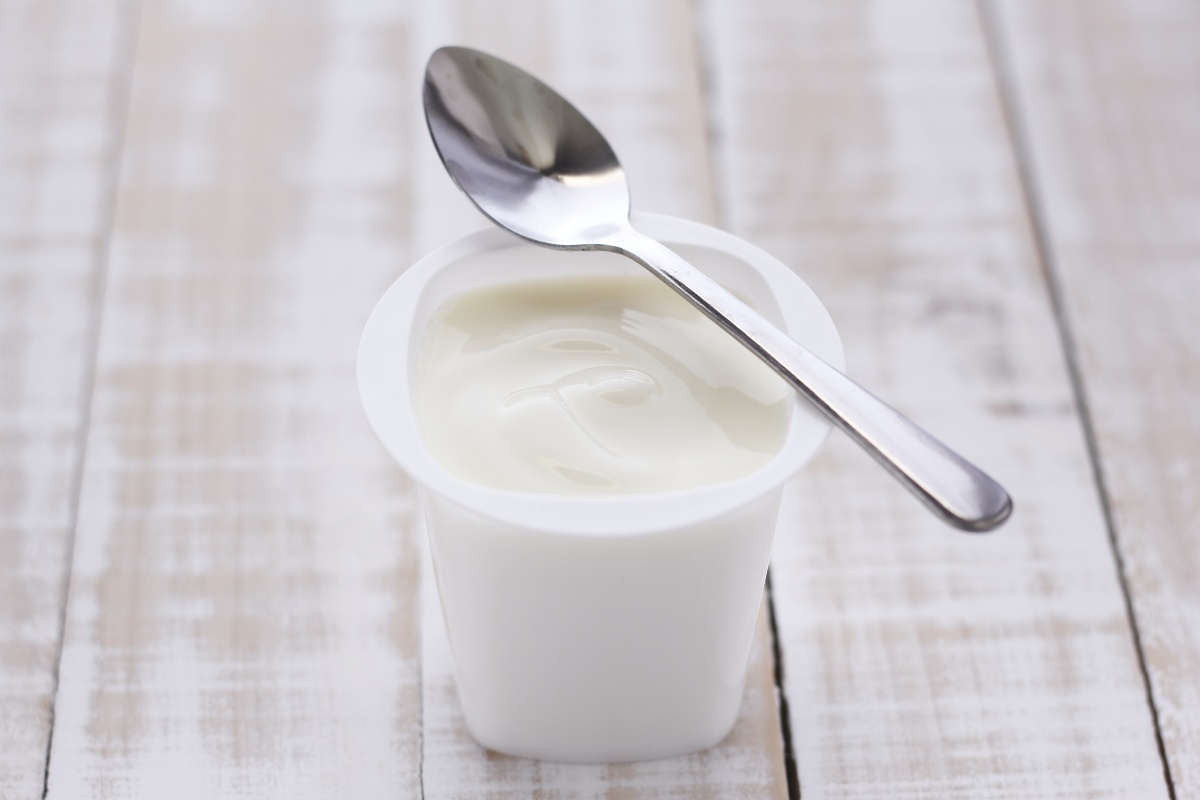Yogurt in vasetto con cucchiaino